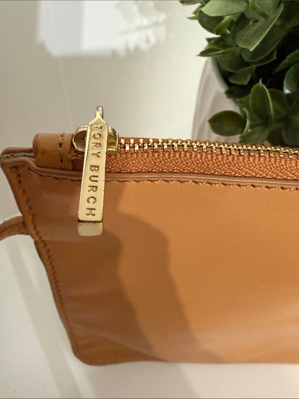 Tory Burch Large Tan Leather Clip in Pouch - Picture 3 of 11